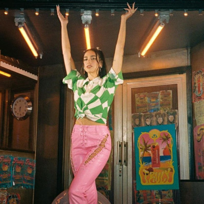 H Dua Lipa τόλμησε τον χρωματικό συνδυασμό που φοβόσουν να κάνεις