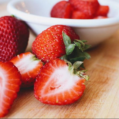 Το πιο εύκολο και ανάλαφρο κέικ με φράουλες και βρώμη