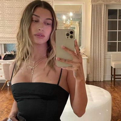 H Hailey Bieber βρήκε το πιο ωραίο φόρεμα για το βράδυ στο νησί