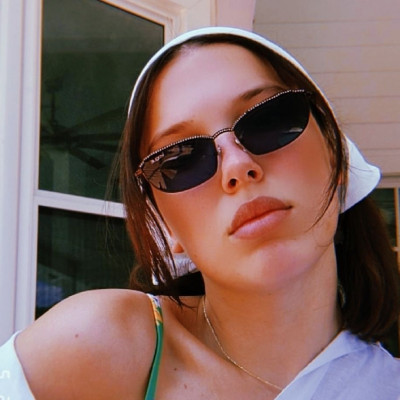 Η Millie Bobby Brown φόρεσε το τέλειο αξεσουάρ μαλλιών που προστατεύει και από τον ήλιο