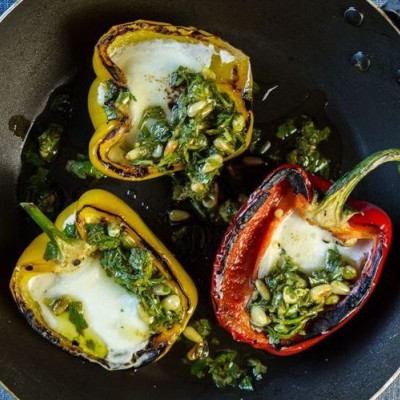 Άκης Πετρετζίκης: Πιπεριές με μοτσαρέλα, τσίλι και κουκουνάρι