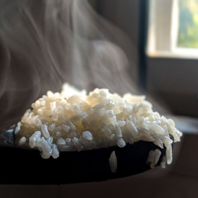 Πώς θα ξαναζεστάνεις το ρύζι και τα ζυμαρικά για να μοιάζουν φρέσκα (video)