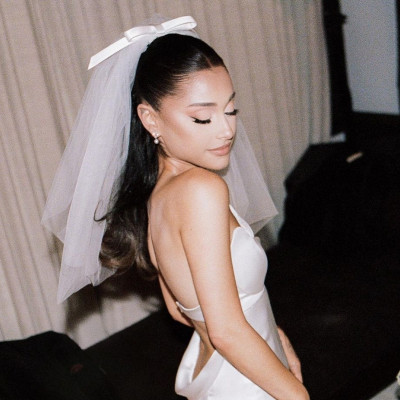 Γάμος Ariana Grande: Τα μαλλιά και το μακιγιάζ της ήταν απλά υπέροχα (photos)