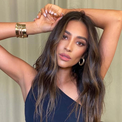 Η Shay Mitchell κράτησε ρούχα από το Pretty Little Liars