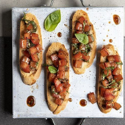 Άκης Πετρετζίκης: Μπρουσκέτες με ντομάτα