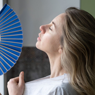 Έντονη εφίδρωση μετά τον τοκετό: Τι πρέπει να γνωρίζετε;