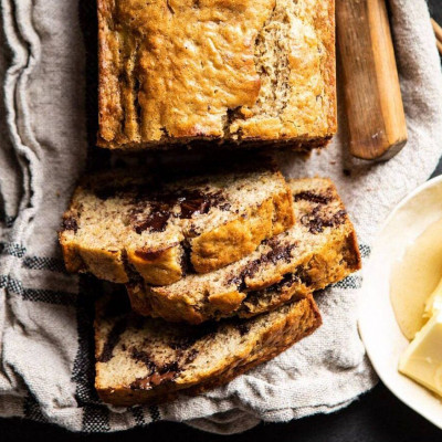 Δεν είναι κέικ αλλά είναι γλυκό - Αυτό το banana bread με καρύδα θα σ' ενθουσιάσει (video)