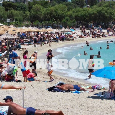 Ρεπορτάζ Newsbomb.gr: Χαμός στις παραλίες της Αττικής - Δείτε τι γίνεται στο Παλαιό Φάληρο