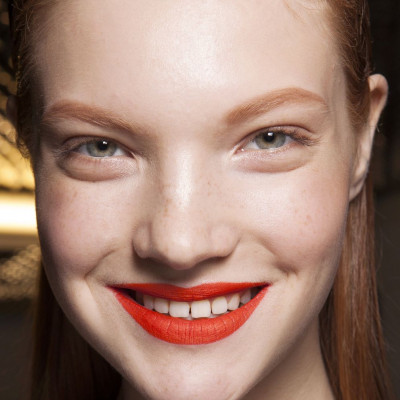 Κοραλλί κραγιόν: Μάθε πώς θα διαλέξεις τη σωστή απόχρωση και πώς θα το φορέσεις