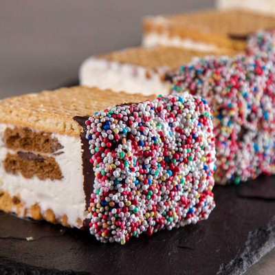 Άκης Πετρετζίκης: Παγωτό σάντουιτς