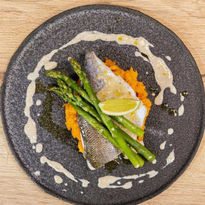 Άκης Πετρετζίκης: Τσιπούρα στον ατμό με πουρέ γλυκοπατάτας