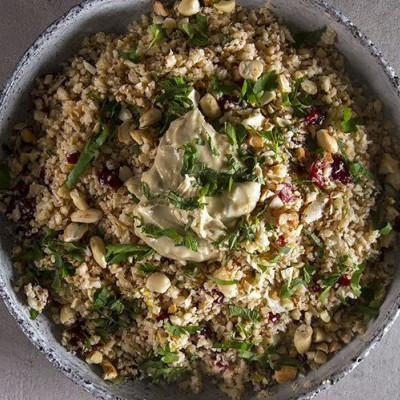 Άκης Πετρετζίκης: Σαλάτα με κουνουπίδι και cranberries