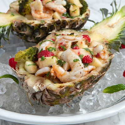 Άκης Πετρετζίκης: Σαλάτα με γαρίδες και ανανά