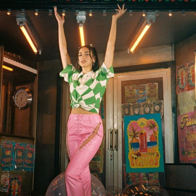 Η Dua Lipa φόρεσε το απόλυτο καλοκαιρινό print