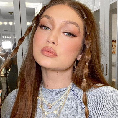 Τα slip-on παπούτσια της Gigi Hadid είναι τo απόλυτο shoe trend του καλοκαιριού