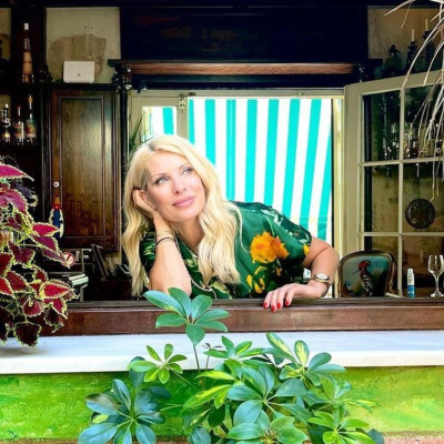 Ελένη Μενεγάκη: Θα πάθετε πλάκα! Δείτε την στα 51 της χωρίς ίχνος μακιγιάζ και με τις πιτζάμες της