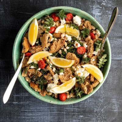 Άκης Πετρετζίκης: Σαλάτα με φασόλια και χόρτα