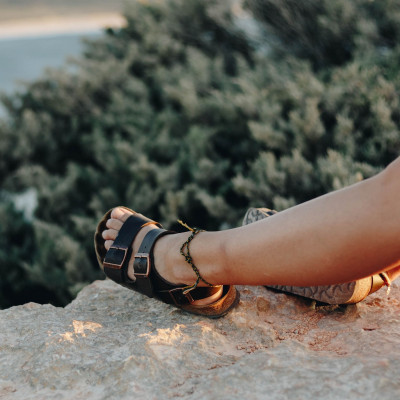 Shopping Guide: 5 μαύρα σανδάλια που ταιριάζουν με όλα τα ρούχα σου