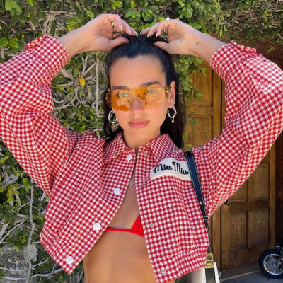 Η Dua Lipa ποζάρει με μια cowgirl-εμπνευσμένη εμφάνιση και ζηλεύουμε τρελά