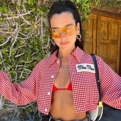 Dua Lipa: Βρήκε το κόλπο να είναι sexy στις διακοπές με το σορτσάκι που έχεις στην ντουλάπα σου