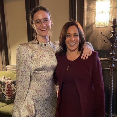 Ella Emhoff: Η θετή κόρη της Kamala Harris απαθανατίζεται με τον σύντροφό της