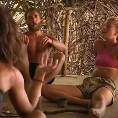 Survivor: Αποκάλυψη! Ποια φλερτάρει με τον Κόρο; Ο κόσμος το 'χει τούμπανο