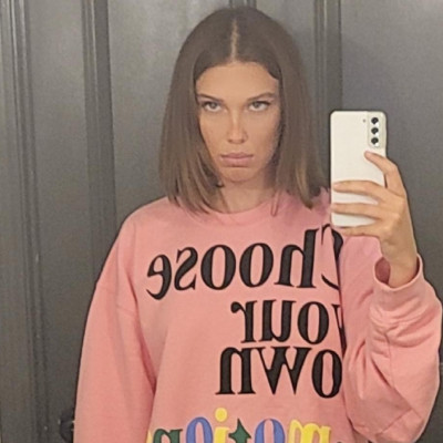 Η Millie Bobby Brown έβαλε την μπλούζα που θα σε σώσει στο πλοίο και όχι μόνο