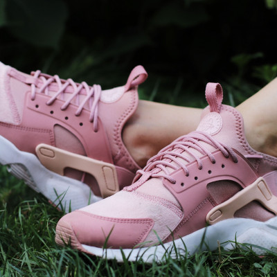 Φτάνει πια με τα λευκά sneakers! 7 χρωματιστά για πιο ενδιαφέροντα outfits