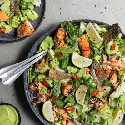 Άκης Πετρετζίκης: Σαλάτα με σολομό και αβοκάντο