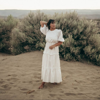 Λευκό και έντονα χρώματα: Γιατί και τα curvy κορίτσια πρέπει να τα έχουμε στην καλοκαιρινή ντουλάπα