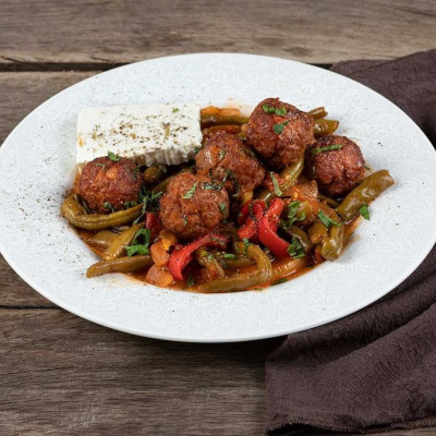 Άκης Πετρετζίκης: Χοιρινά κεφτεδάκια με φασολάκια