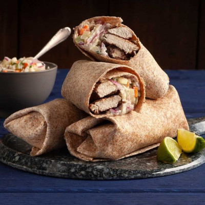 Άκης Πετρετζίκης: Τορτίγια με κοτόπουλο και σαλάτα coleslaw