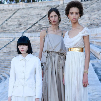 Dior: Γυρίσματα σε Κνωσό, Δελφούς και Σαντορίνη λίγο πριν το show στο Καλλιμάρμαρο