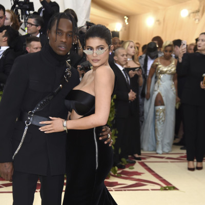 «Επανασύνδεση» για Kylie -Travis: Η σπάνια εμφάνισή τους στο κόκκινο χαλί