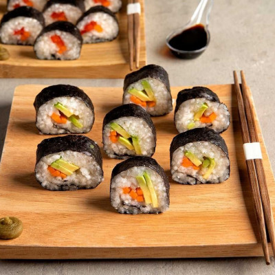 Άκης Πετρετζίκης: Vegan σούσι