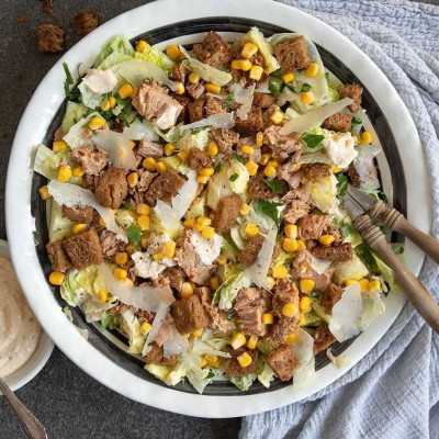 Άκης Πετρετζίκης: Σαλάτα Caesar με καπνιστό τόνο