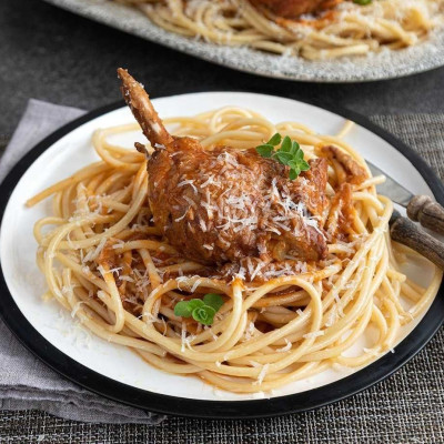 Άκης Πετρετζίκης: Κόκορας κρασάτος στη χύτρα ταχύτητας