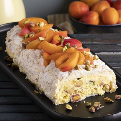 Άκης Πετρετζίκης: Ρολό μαρέγκας με φρούτα