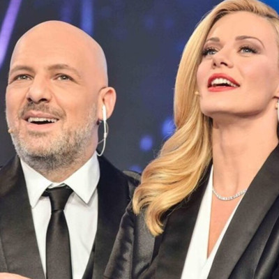 Μακρυπούλια: Έκανε το πρώτο μπάνιο στην Ανάφη και ποζάρει στον φακό του Μουτσινά με την πετσέτα της