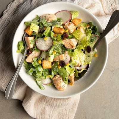 Άκης Πετρετζικης: Σαλάτα με κοτόπουλο