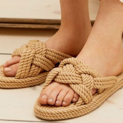 Shopping Guide: 10 σανδάλια με πλεξούδες για να υιοθετήσεις το απόλυτο shoe trend της σεζόν