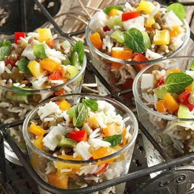 Άκης Πετρετζίκης: Σαλάτα με φακές φούρνου