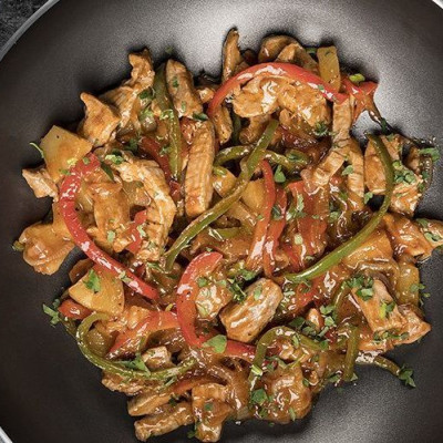 Άκης Πετρετζίκης: Γλυκόξινο χοιρινό με λαχανικά