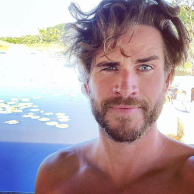 Ο Liam Hemsworth φωτογραφίζεται για γνωστό περιοδικό και είναι super hot