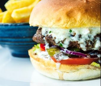 Homemade street food: Εύκολες συνταγές που μετατρέπουν την κουζίνα στην καλύτερη καντίνα της πόλης