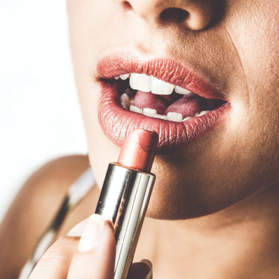 Peachy lips: 10 πορτοκαλί κραγιόν για τα καλοκαιρινά σου μακιγιάζ