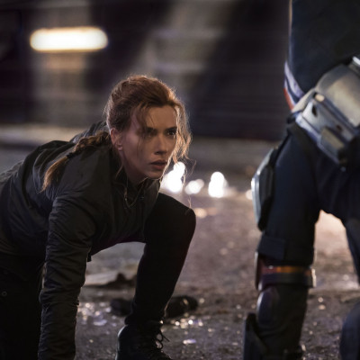 Η Scarlett Johansson «κρεμάει» το κοστούμι της Black Widow