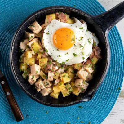 Άκης Πετρετζίκης: Τηγανιά με κοτόπουλο, πατάτες και αβγά