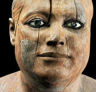 Το Αιγυπτιακό ξύλινο άγαλμα 4.500 ετών με τα κρυστάλλινα μάτια εντυπωσιάζει με την τεχνική του