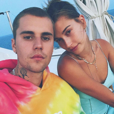 Hailey-Justin Bieber: Οι photos από τη Μύκονο σε στέλνουν κατευθείαν διακοπές